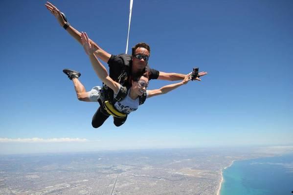 娱乐吃瓜酱跳伞视频,空中视角诠释极限运动魅力